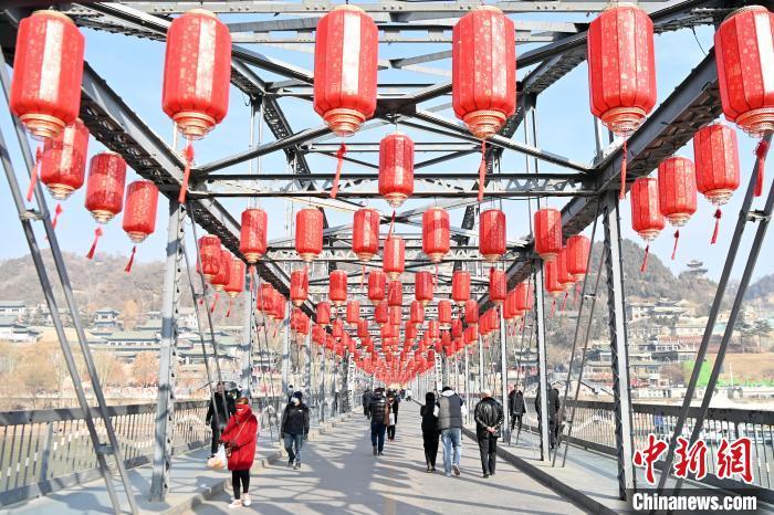 1月30日，裝扮一新的中山橋為即將到來的新春佳節(jié)增添節(jié)日氛圍。九美旦增 攝</p><p>