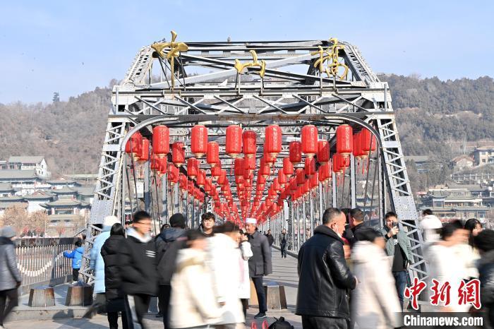 1月30日，裝扮一新的中山橋為即將到來的新春佳節(jié)增添節(jié)日氛圍。九美旦增攝</p><p>