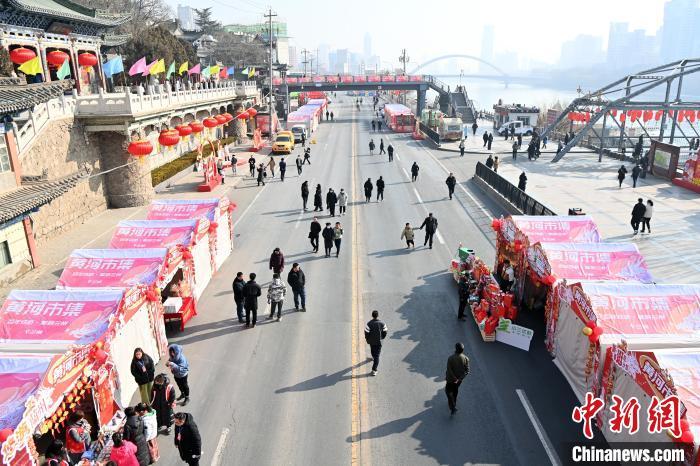 1月30日，蘭州黃河畔的年貨集市吸引顧客選購年貨。九美旦增 攝</p><p>