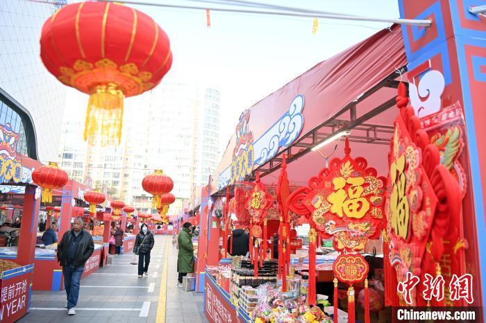 1月30日，蘭州街頭琳瑯滿目的年貨吸引顧客選購。九美旦增 攝</p><p>