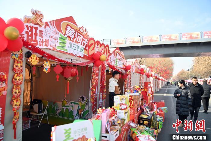 1月30日，蘭州黃河畔的年貨集市吸引顧客選購年貨。九美旦增 攝</p><p>