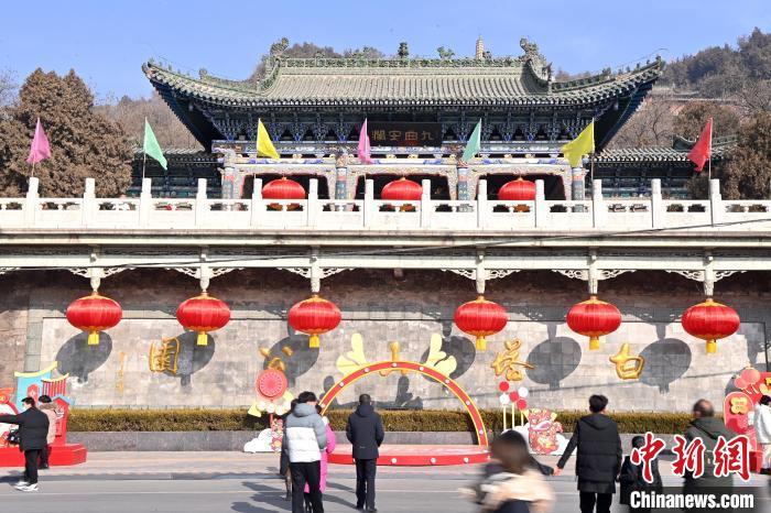 1月30日，裝扮一新的蘭州白塔山公園節(jié)日氛圍濃厚。九美旦增 攝</p><p>