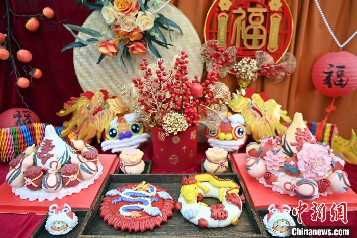 1月25日，春節(jié)臨近，蘭州一花饃店“龍”元素花饃熱銷。圖為展出的“龍”元素花饃。九美旦增 攝