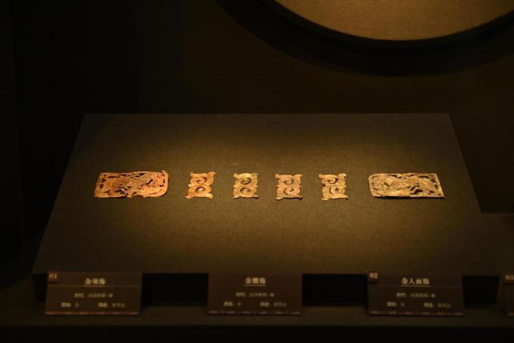 張家川縣馬家塬車輿博物館展陳的馬家塬遺址出土的金項(xiàng)飾、金腰飾、金人畫飾等。李亞龍 攝　　