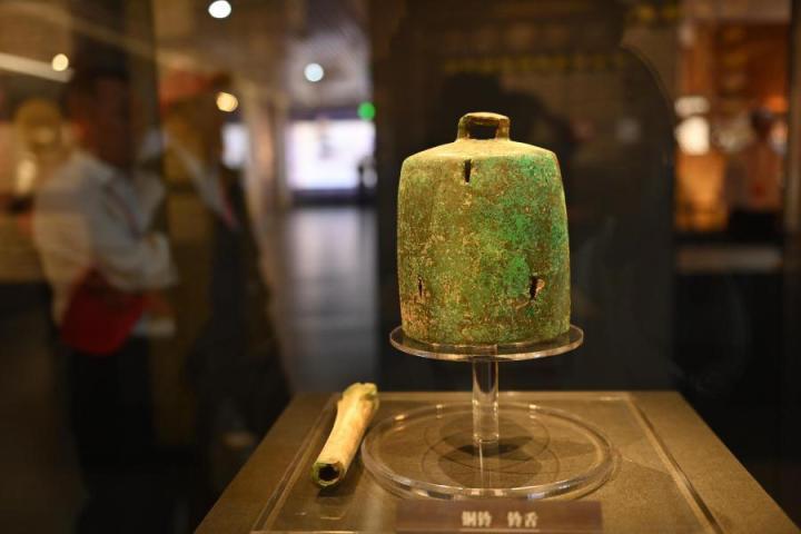 張家川縣馬家塬車輿博物館展陳的馬家塬遺址出土的銅鈴。李亞龍 攝