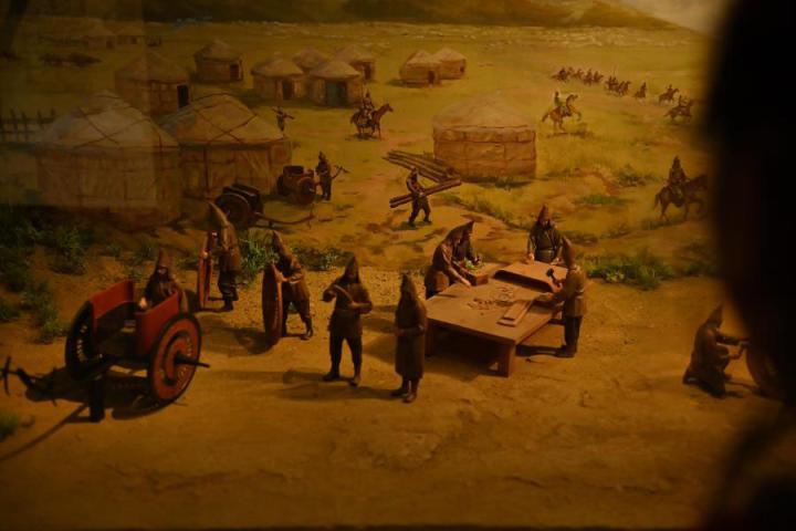 在張家川縣馬家塬車輿博物館展陳的關(guān)于戰(zhàn)國西戎車輿制作過程的模型。李亞龍 攝