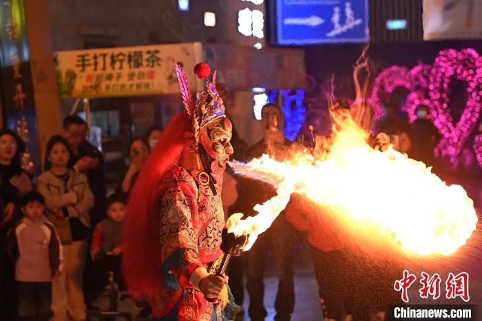 圖為工作人員進(jìn)行雜耍表演。李亞龍 攝</p>
<p>