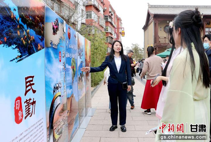3月下旬，民勤縣在天水啟漢樓廣場舉行推介會，宣傳本地旅游資源和農(nóng)特優(yōu)產(chǎn)品。圖為工作人員向游客介紹民勤自然風(fēng)光、歷史文化。馬愛彬 攝