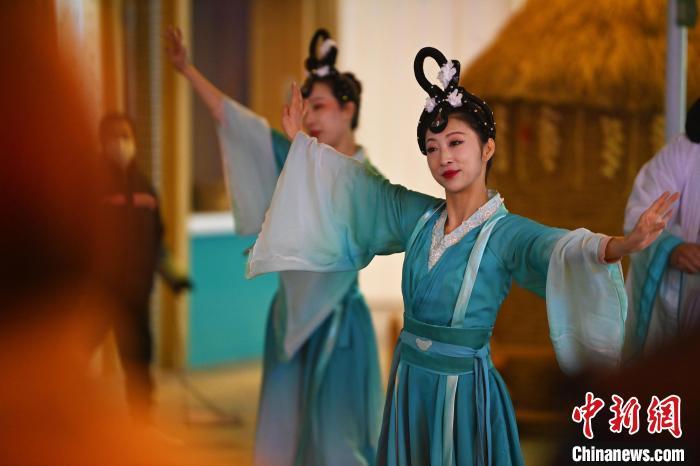 圖為工作人員進行舞蹈表演。李亞龍 攝</p><p>