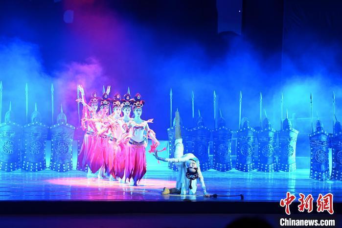 2023年2月18日，蘭州歌舞劇院創(chuàng)排的大型舞劇《大夢敦煌》。　　九美旦增 攝