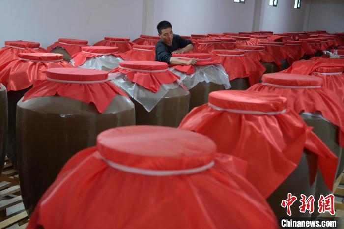 圖為5月10日，工作人員在儲(chǔ)酒庫檢查酒缸密封性。九美旦增　攝