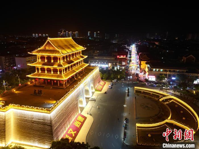 圖為武威市標志性建筑涼州古城門燈光亮起。(無人機照片) 　戴文昌 攝</p><p>