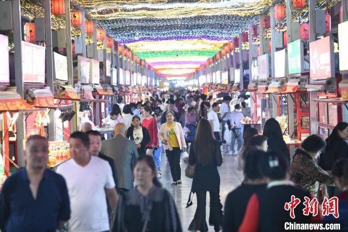 圖為燈光亮起，明清街夜市人氣漸旺。　戴文昌 攝</p><p>