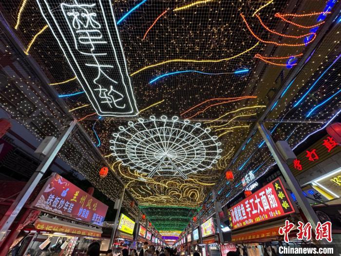 圖為明清街夜市燈光點亮具有武威文化元素的“摩天輪”彩燈?！〈魑牟?攝</p><p>