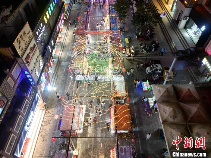 圖為明清街夜市燈光點亮具有武威文化元素的“銅奔馬”彩燈。(無人機照片) 　戴文昌 攝</p><p>