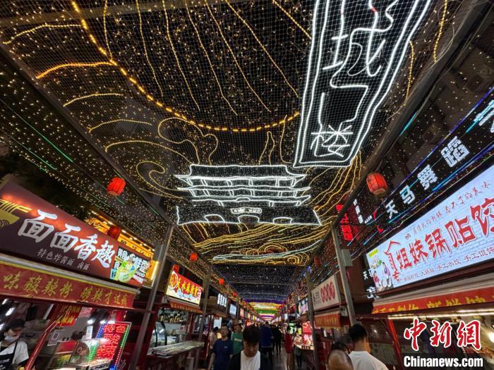 圖為明清街夜市燈光點亮具有武威文化元素的“涼州古城門”彩燈?！〈魑牟?攝</p><p>