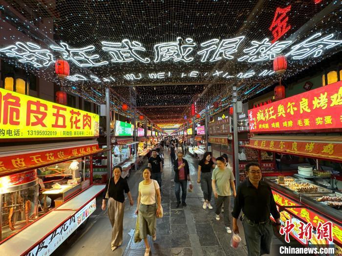 圖為明清街夜市燈光點亮“我在武威很想你”?！〈魑牟?攝</p><p>