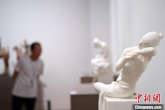 5月21日，在“絲路印跡”雕塑藝術(shù)作品展展出的作品《綺羅香·香》。九美旦增 攝</p>
<p>