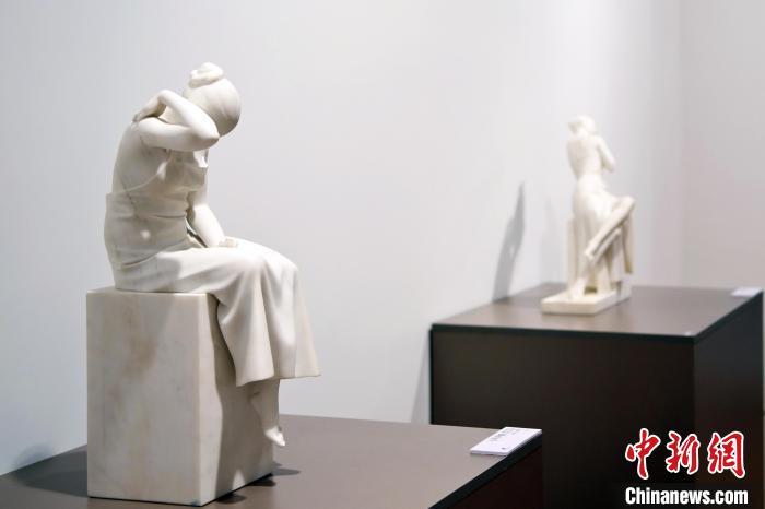 5月21日，在“絲路印跡”雕塑藝術(shù)作品展展出的雕塑作品《聲聲慢·艾艾》。九美旦增 攝</p>
<p>