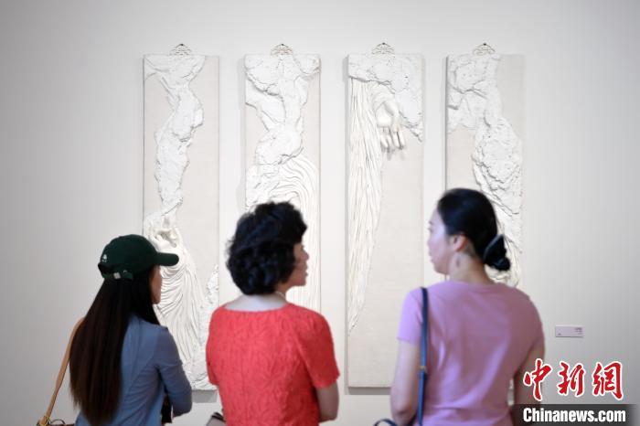 5月21日，觀眾參觀在“絲路印跡”雕塑藝術(shù)作品展展出的作品《無相》。九美旦增 攝</p>
<p>