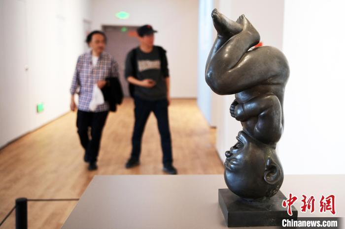 5月21日，觀眾參觀“絲路印跡”雕塑藝術(shù)作品展展出的雕塑作品。九美旦增 攝</p>
<p>
