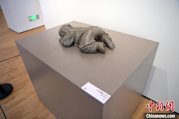 5月21日，在“絲路印跡”雕塑藝術(shù)作品展展出的作品《大地之子》。九美旦增 攝</p>
<p>