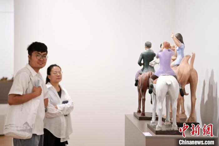5月21日，觀眾參觀在“絲路印跡”雕塑藝術(shù)作品展展出的雕塑作品《絲路話語》。九美旦增 攝</p>
<p>
