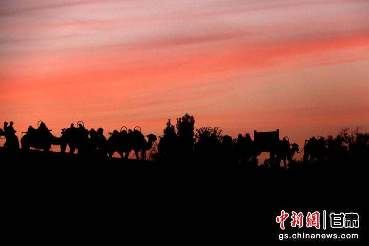 6月9日，敦煌市鳴沙山月牙泉景區(qū)晚霞如畫(huà)，美不勝收。張曉亮　攝
