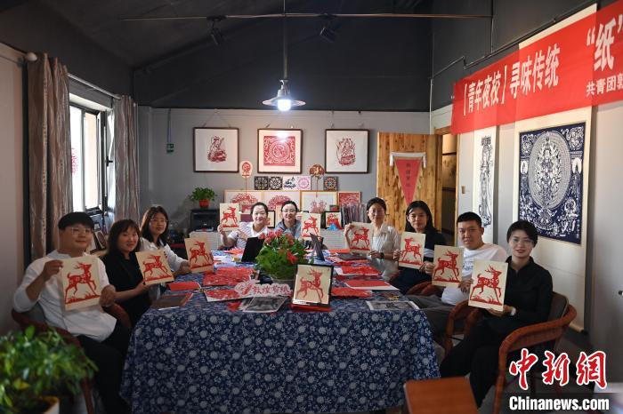 6月6日，在甘肅敦煌青年夜校課程中，青年學(xué)員展示學(xué)習(xí)敦煌非遺剪紙的成果。