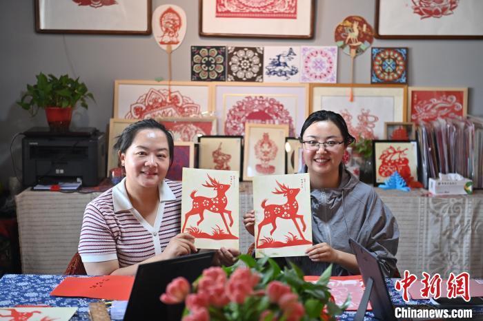 6月6日，在甘肅敦煌青年夜校課程中，青年學(xué)員展示學(xué)習(xí)敦煌非遺剪紙的成果。李亞龍 攝　　