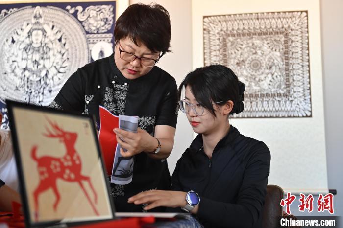 6月6日，在甘肅敦煌青年夜校課程中，青年學(xué)員學(xué)習(xí)敦煌非遺剪紙課程。李亞龍 攝