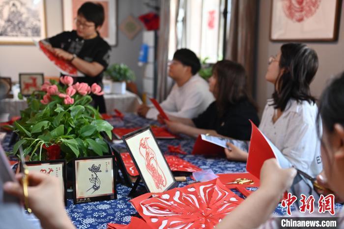 6月6日，在甘肅敦煌青年夜校課程中，青年學(xué)員學(xué)習(xí)敦煌非遺剪紙課程。李亞龍 攝　　