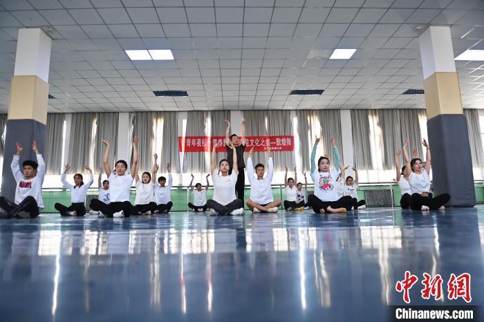 6月6日，在甘肅敦煌青年夜校課程中，青年學(xué)員學(xué)習(xí)敦煌舞課程。李亞龍 攝　　