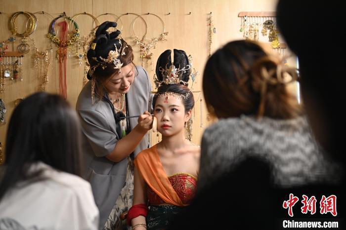 6月6日，在甘肅敦煌青年夜校課程中，青年學(xué)員學(xué)習(xí)敦煌美妝課程。李亞龍 攝　　