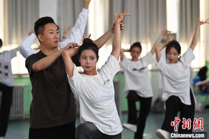 6月6日，在甘肅敦煌青年夜校課程中，青年學(xué)員學(xué)習(xí)敦煌舞課程。李亞龍 攝　　