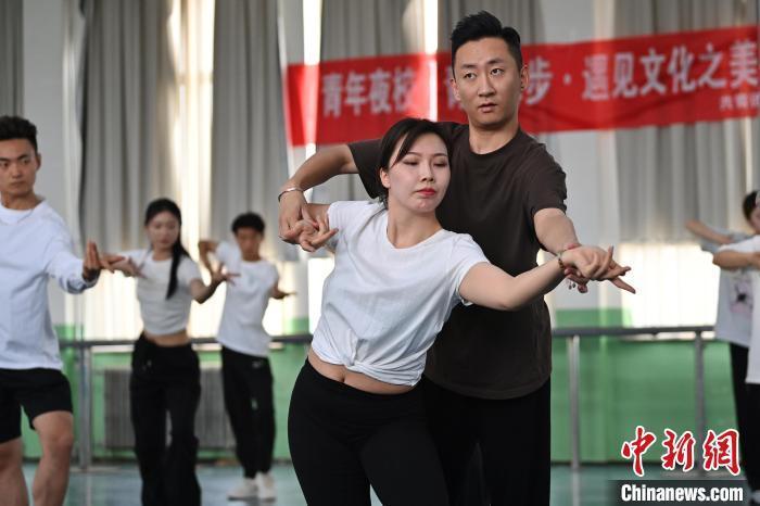 6月6日，在甘肅敦煌青年夜校課程中，學(xué)員學(xué)習(xí)敦煌舞課程。李亞龍 攝　　