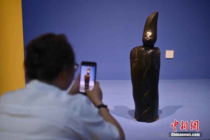 圖為游客拍攝蛇紋石作品《貴婦人》。中新社記者 李亞龍 攝