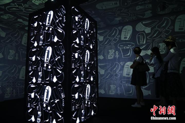圖為游客參觀藝術(shù)展。中新社記者 李亞龍 攝