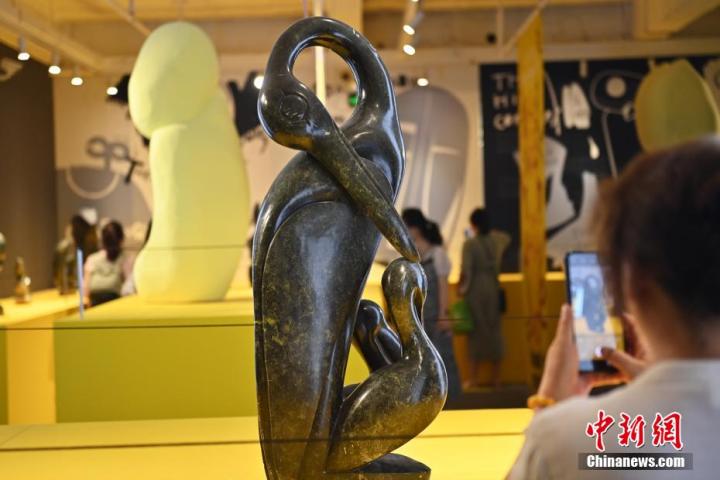 圖為游客拍攝蛇紋石作品《依戀》。中新社記者 李亞龍 攝