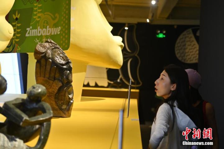 圖為游客參觀藝術(shù)展。中新社記者 李亞龍 攝