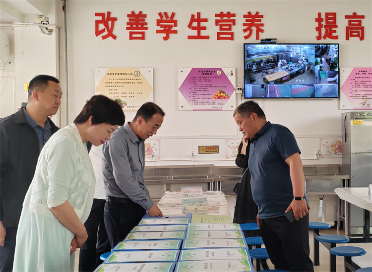 市紀委監(jiān)委扎實推動開展群眾身邊腐敗和作風問題集中整治工作，圖為市紀委監(jiān)委派駐市教育局紀檢監(jiān)察組在白銀區(qū)開展“中小學校園食品安全和膳食經(jīng)費管理”集中整治工作開展情況督查.jpg