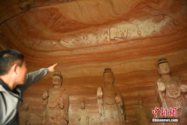 7月15日，甘肅省平?jīng)鍪袥艽h百里石窟長廊中的南石窟寺1號窟內(nèi)，工作人員介紹窟內(nèi)僅存的浮雕——佛傳故事。百里石窟長廊位于涇川縣境內(nèi)，由512個石窟、5眼窟中石井組成，現(xiàn)存王母宮石窟、鳳凰山石窟、南石窟寺、丈八寺石窟、羅漢洞石窟、太山寺石窟等規(guī)模較大的石窟群，還有數(shù)量眾多的小石窟群。南石窟寺開鑿于北魏永平三年，其中1號窟屬于大型七佛窟，七佛高達6米。中新社記者 李亞龍 攝</p>
<p>