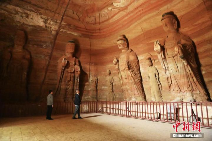 7月15日，游人參觀甘肅省平?jīng)鍪袥艽h百里石窟長廊中的南石窟寺1號窟。百里石窟長廊位于涇川縣境內(nèi)，由512個石窟、5眼窟中石井組成，現(xiàn)存王母宮石窟、鳳凰山石窟、南石窟寺、丈八寺石窟、羅漢洞石窟、太山寺石窟等規(guī)模較大的石窟群，還有數(shù)量眾多的小石窟群。南石窟寺開鑿于北魏永平三年，其中1號窟屬于大型七佛窟，七佛高達6米。中新社記者 李亞龍 攝