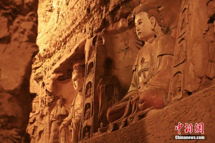 7月15日，甘肅省平?jīng)鍪袥艽h百里石窟長廊中的王母宮石窟造像。百里石窟長廊位于涇川縣境內(nèi)，由512個石窟、5眼窟中石井組成，現(xiàn)存王母宮石窟、鳳凰山石窟、南石窟寺、丈八寺石窟、羅漢洞石窟、太山寺石窟等規(guī)模較大的石窟群，還有數(shù)量眾多的小石窟群。王母宮石窟又名千佛洞，該窟設(shè)計宏大，造像生動，窟內(nèi)擁有造像數(shù)百尊，是較為珍貴的佛教文化歷史遺存。中新社記者 李亞龍 攝</p>
<p>