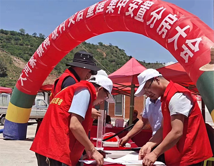 在大河家鎮(zhèn)梅坡村災后重建集中安置分房大會的現(xiàn)場，積石山縣紀委監(jiān)委干部全程監(jiān)督房號裁裝、組織抽號等工作。.jpg