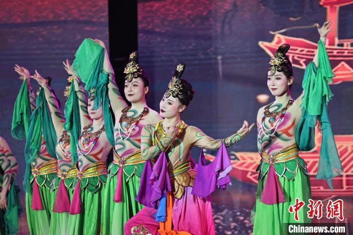 7月19日晚，第五屆黃河之濱文藝展演在蘭州體育文化廣場(chǎng)開(kāi)幕。圖為開(kāi)幕式演出敦煌舞蹈。張曦予 攝