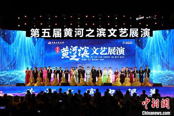 7月19日晚，第五屆黃河之濱文藝展演在蘭州體育文化廣場(chǎng)開(kāi)幕。張曦予 攝
