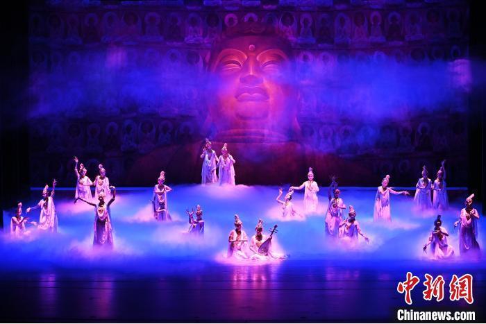 7月18日晚，中國經(jīng)典舞劇《絲路花雨》在甘肅蘭州黃河劇院進(jìn)行演出。中國經(jīng)典舞劇《絲路花雨》迎來45周年，7月17日-8月4日在蘭州開啟為期多天的駐場演出。該舞劇取材于敦煌莫高窟壁畫，集中國霓裳羽衣舞、敦煌舞、印度舞、黑巾舞、波斯馬鈴舞等于一身，自1979年演出至今，該劇先后在40多個(gè)國家和地區(qū)演出近4000場，觀眾550多萬人次。中新社記者 李亞龍 攝</p>
<p>