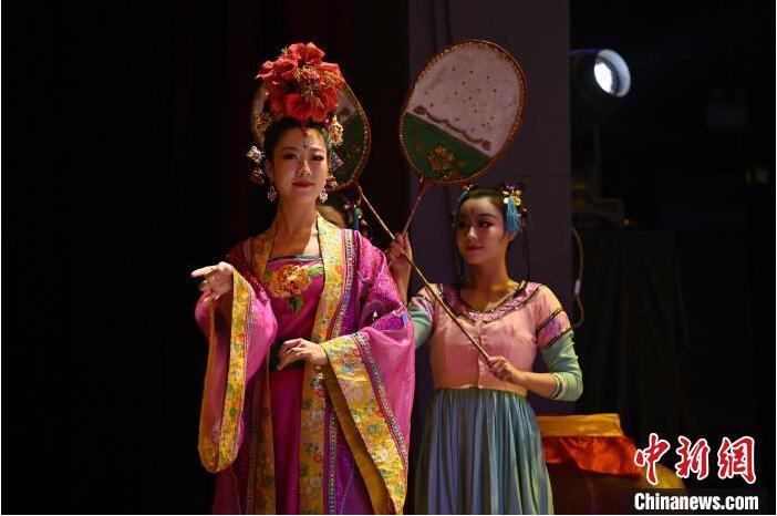 7月18日晚，中國經(jīng)典舞劇《絲路花雨》在甘肅蘭州黃河劇院進(jìn)行演出。中國經(jīng)典舞劇《絲路花雨》迎來45周年，7月17日-8月4日在蘭州開啟為期多天的駐場演出。該舞劇取材于敦煌莫高窟壁畫，集中國霓裳羽衣舞、敦煌舞、印度舞、黑巾舞、波斯馬鈴舞等于一身，自1979年演出至今，該劇先后在40多個(gè)國家和地區(qū)演出近4000場，觀眾550多萬人次。中新社記者 李亞龍 攝</p>
<p>