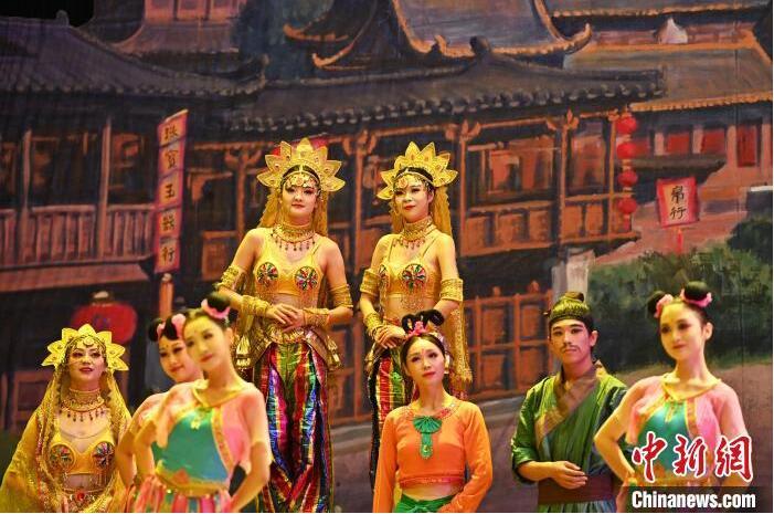 7月18日晚，中國經(jīng)典舞劇《絲路花雨》在甘肅蘭州黃河劇院進(jìn)行演出。中國經(jīng)典舞劇《絲路花雨》迎來45周年，7月17日-8月4日在蘭州開啟為期多天的駐場演出。該舞劇取材于敦煌莫高窟壁畫，集中國霓裳羽衣舞、敦煌舞、印度舞、黑巾舞、波斯馬鈴舞等于一身，自1979年演出至今，該劇先后在40多個(gè)國家和地區(qū)演出近4000場，觀眾550多萬人次。中新社記者 李亞龍 攝</p>
<p>